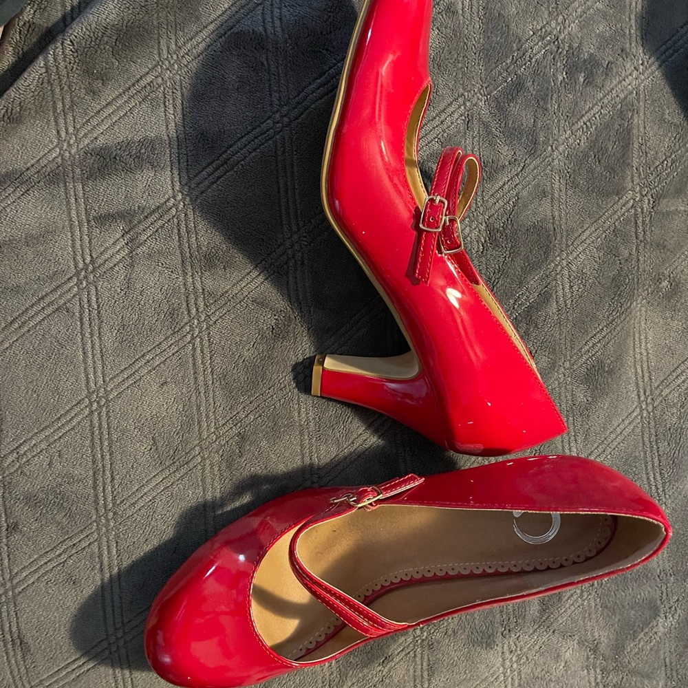NWOT - Red Mary Janes … patent leather